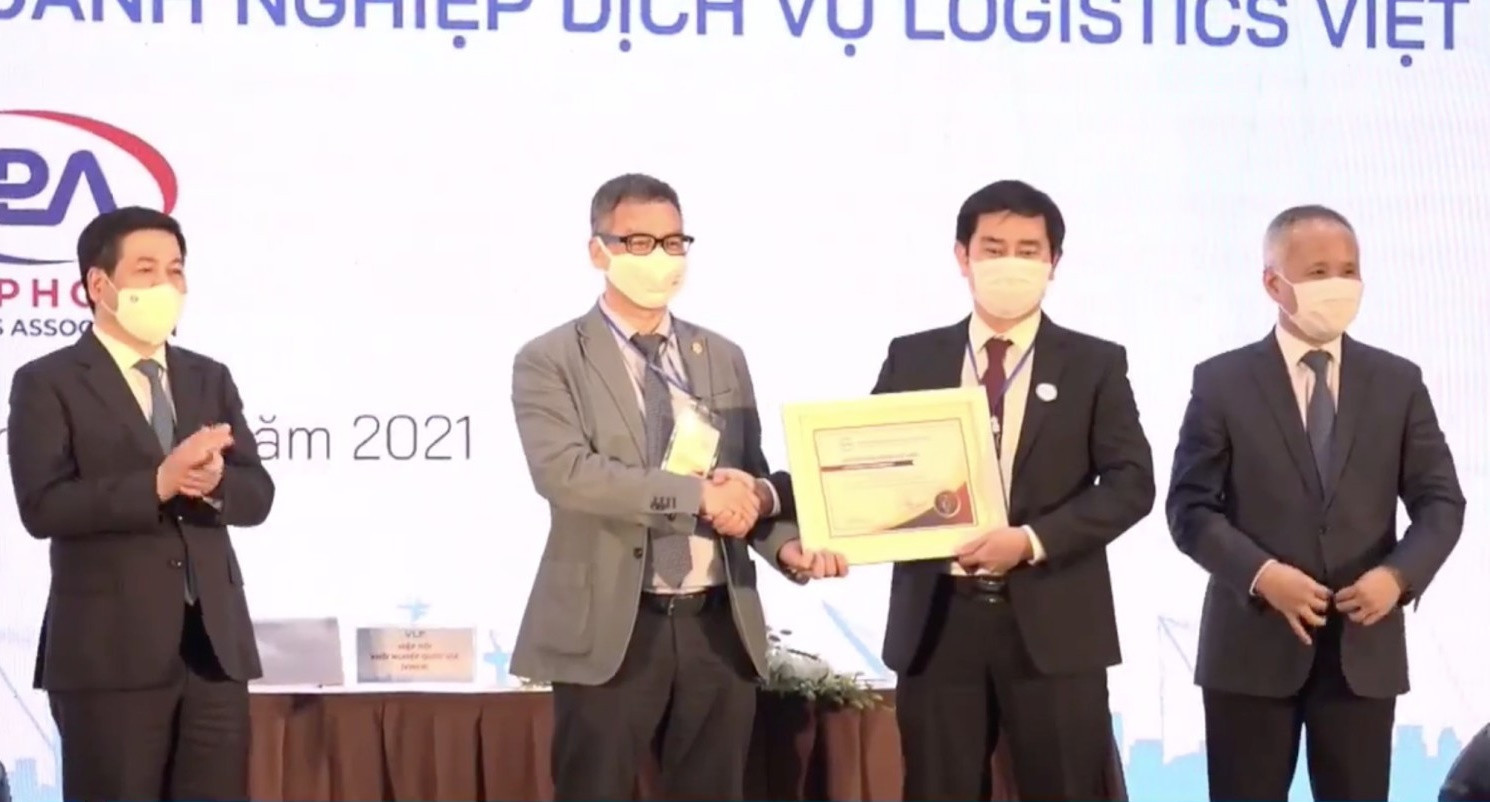 Ông Đào Trọng Khoa - Phó Chủ tịch TT Hiệp hội VLA đã trao Giấy Chứng nhận Hội viên Hiệp hội VLA cho Hiệp hội Logistics Hải Phòng (HPLA)