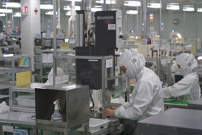 Sản xuất trang thiết bị y tế xuất khẩu tại Công ty TNHH Terumo Việt Nam, Hà Nội - Ảnh: Phạm Hùng