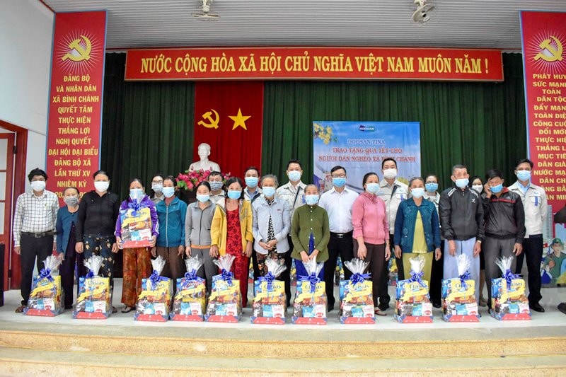 . Giving Tet gifts to people in Binh Chanh commune