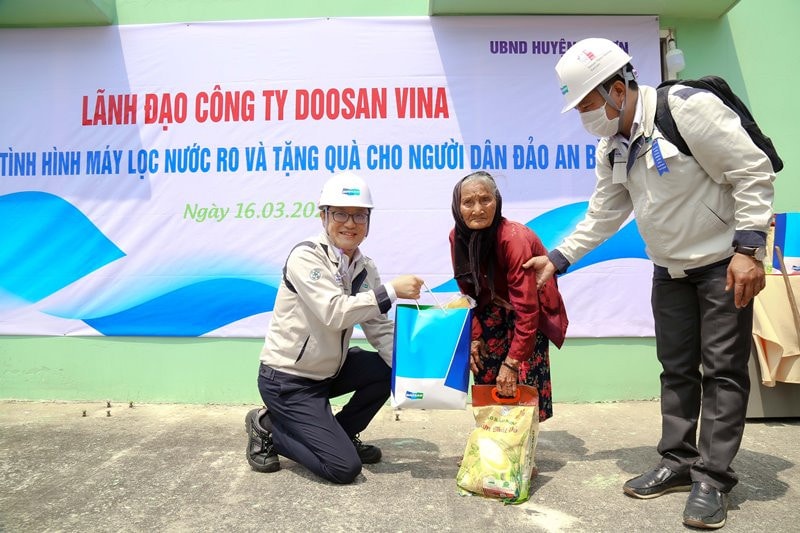 Giám đốc Doosan Vina Jeong Young Chil tặng quà cho người dân đảo Lý Sơn