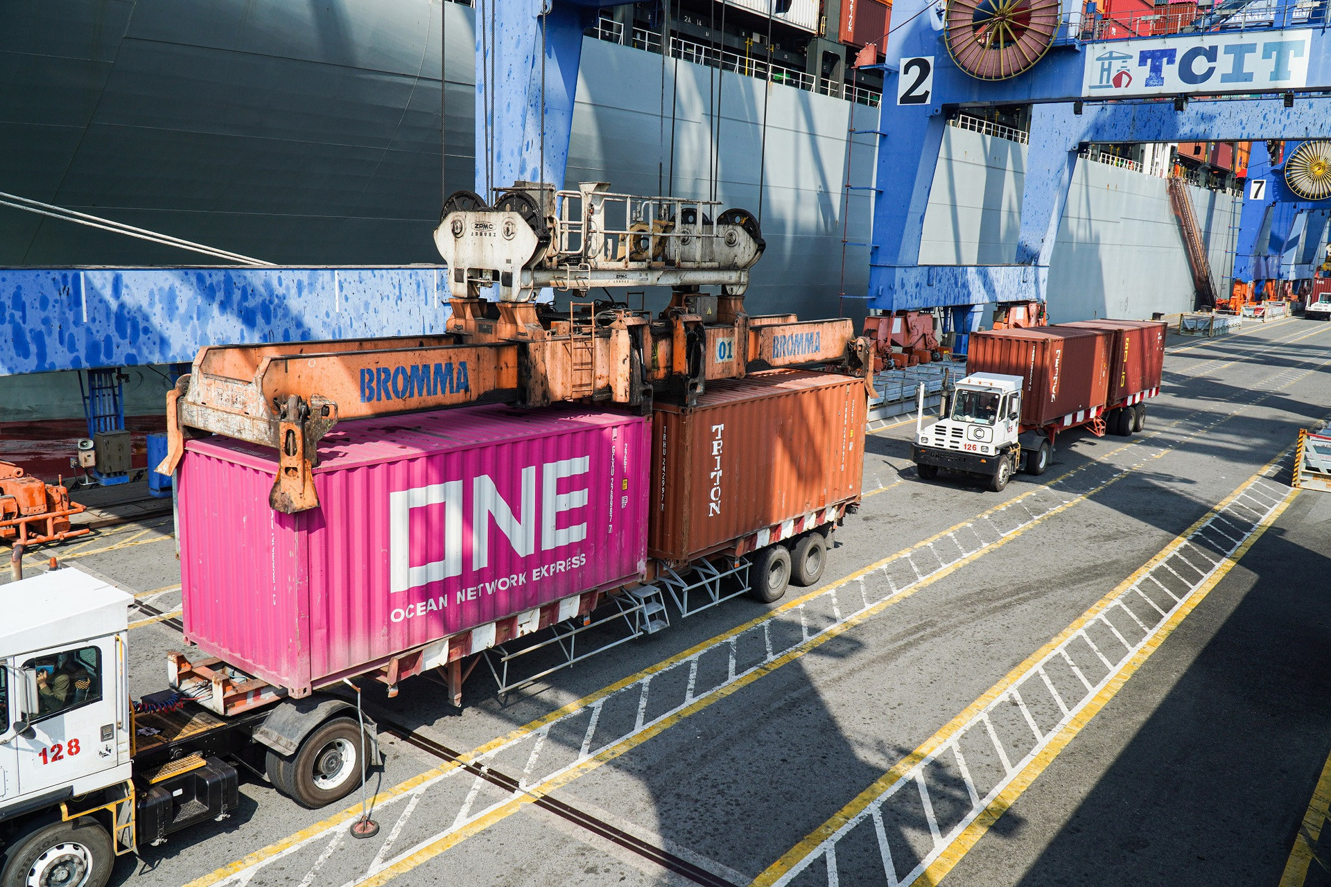 Filled with the joy of reaching the milestone of 2,000,000 TEU throughput for the second time continuously during the particularly challenging period of 2020 - 2021 