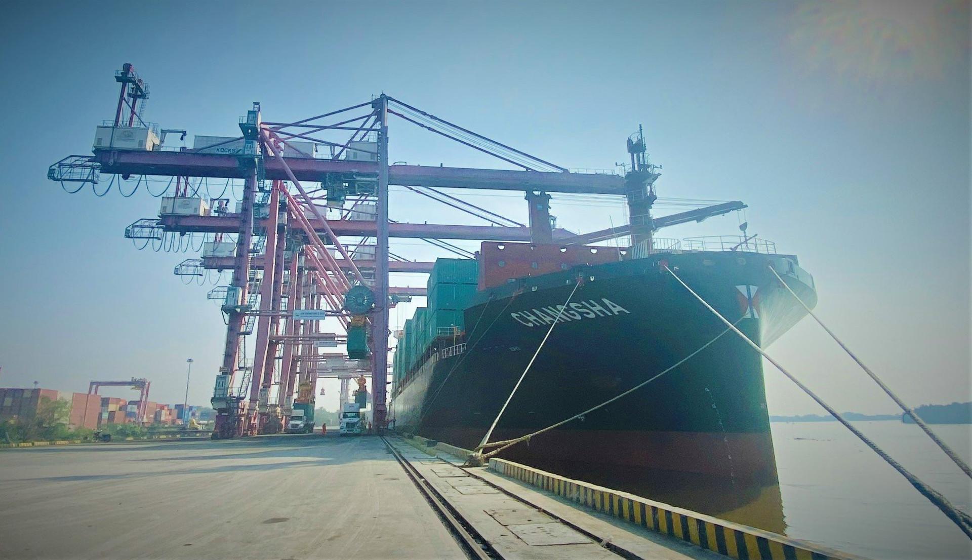 Tàu Changsha cập cảng SP-ITC tại TP. HCM để xếp lượng hàng xuất đi trực tiếp bờ Tây Hoa Kỳ