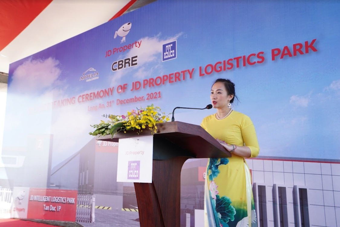 Bà Hồ Thu Vân, Giám đốc phát triển thị trường Việt Nam của JD Property phát biểu tại Lễ Khởi công