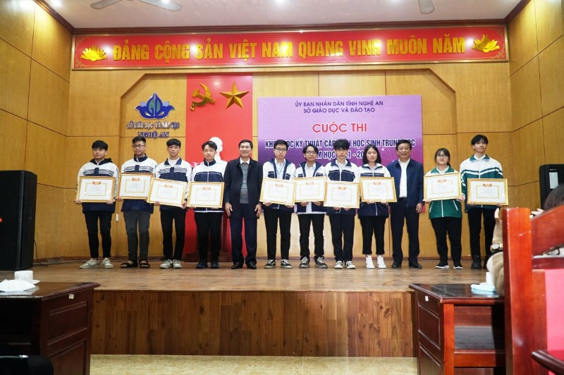 Giám đốc Sở GD&ĐT Nghệ An trao thưởng cho các học sinh có Dự án xuất sắc Cuộc thi KHKT cấp tỉnh học sinh trung học năm học 2021-2022