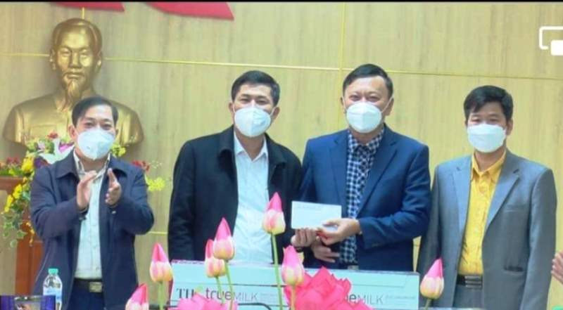 Giám đốc Sở GD&ĐT Nghệ An Thái Văn Thành trao quà ủng hộ phòng, chống dịch Covid-19 tại huyện Tân Kỳ