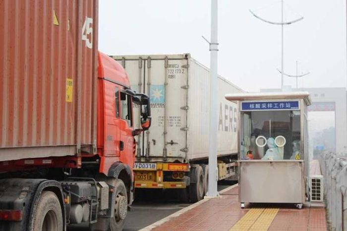 Các xe hàng thông quan tại cửa khẩu Bắc Luân II - Ảnh: Trung tâm TTVH Móng Cái