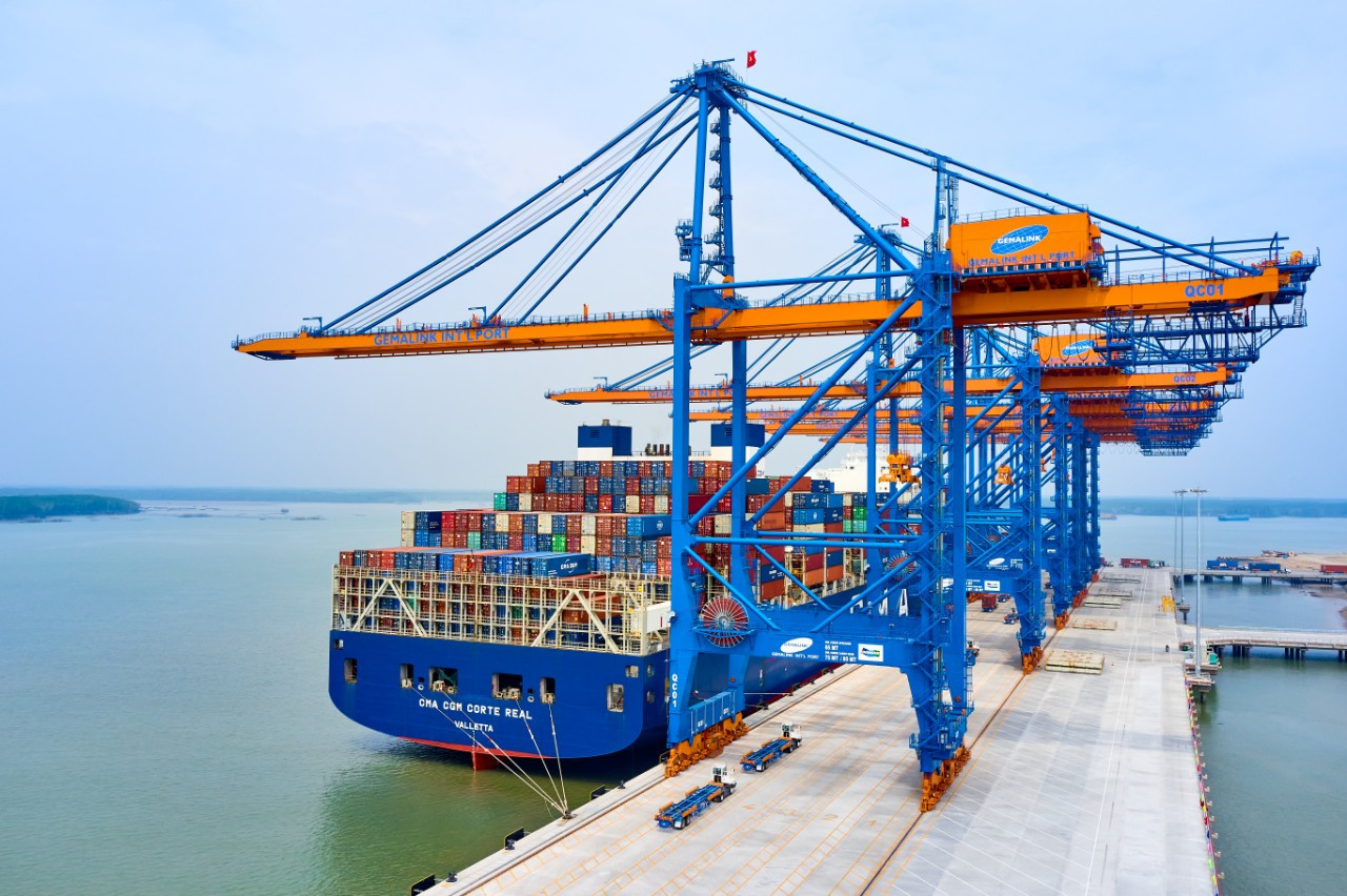 Gemadept has put Gemalink Deep-sea Port into operation from January 2021. The port is the pride of Vietnamese people when it becomes one of the Top 19 commercial ports in the world that can receive the largest vessel size up to 200,000DWT