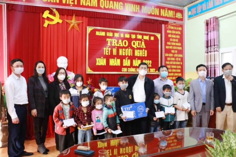 Lãnh đạo Sở Giáo dục và Đào tạo Nghệ An trao những phần quà Tết đến thầy và trò tại huyện miền núi Con Cuông
