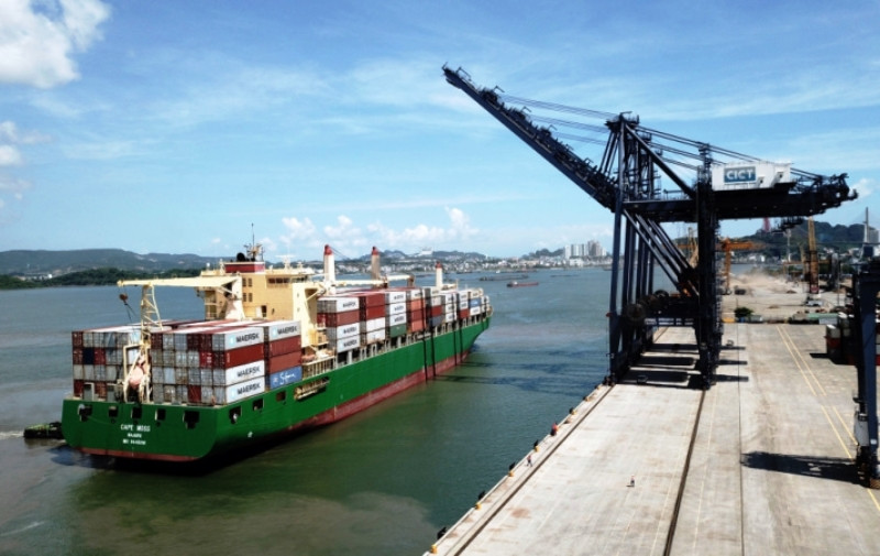 Tàu hàng nước ngoài có trọng tải lớn cập cảng CICT Cái Lân