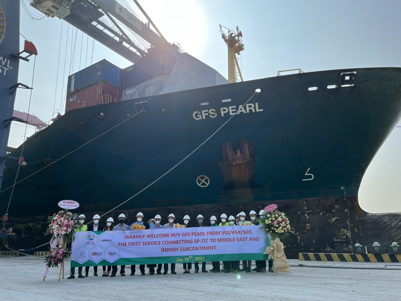 Đại diện ba hãng tàu ESL, CU Lines và GLS (đại lý của GFS) chào mừng tàu GFS Pearl cập cảng
