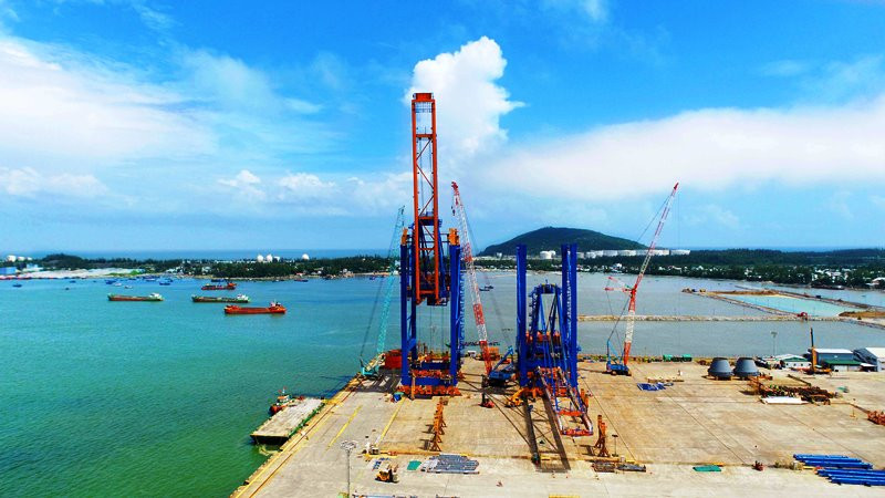 Sáu cẩu trục Super Post Panamax STS do Doosan Vina cung ứng đang vận hành thương mại tại cảng quốc tế Gemalink của Tập đoàn Gemadept.