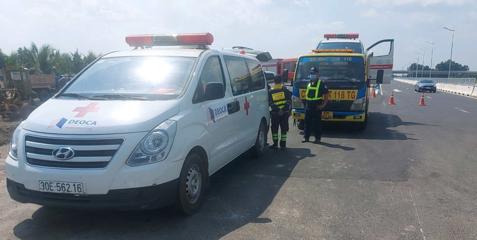 Xe cứu thương của Tập đoàn Đèo Cả chuyển tiếp bệnh nhân đi cấp cứu kịp thời