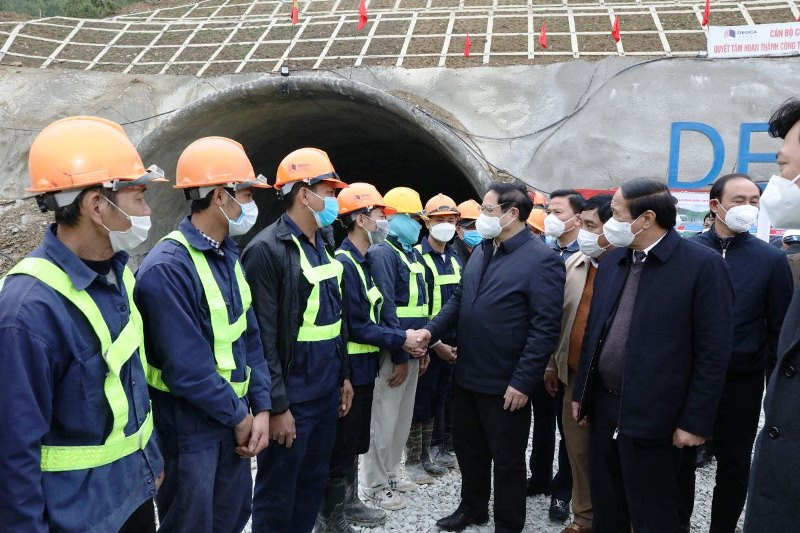 Thủ tướng Phạm Minh Chính thăm hỏi cán bộ, kỹ sư, công nhân thi công hạng mục hầm Thung Thi trên cao tốc Bắc Nam 