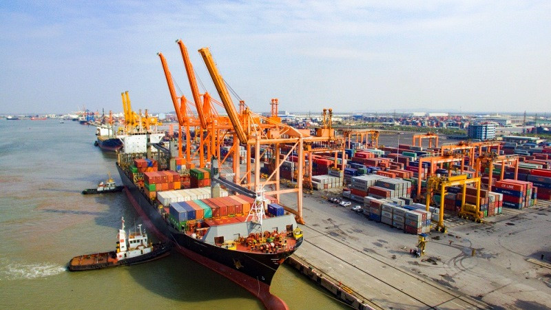 Bốc dỡ hàng hóa tại chi nhánh cảng Tân Vũ (ảnh minh họa)