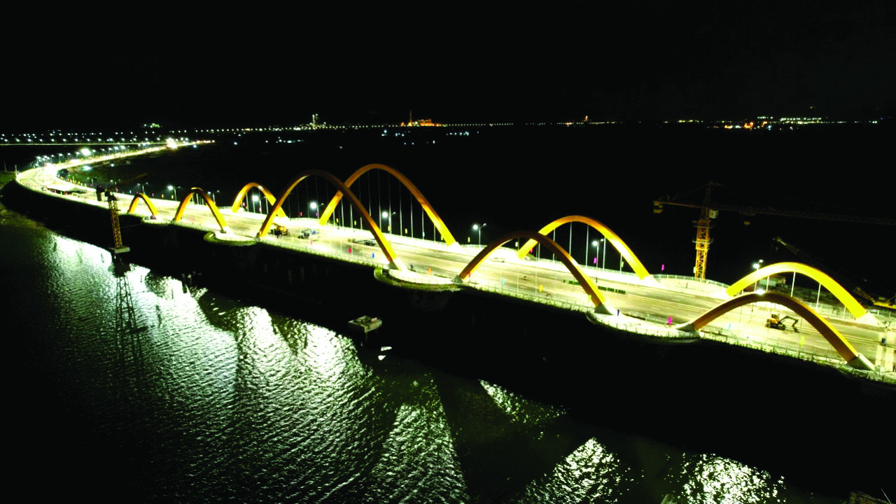 Hình ảnh lung linh trong đêm của cầu Cửa Lục 1 