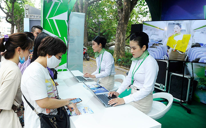Khách hàng đặt mua vé máy bay trên điện thoại di động tại lễ hội du lịch và văn hóa ẩm thực Hà Nội năm 2021 - ảnh chụp trước khi dịch COVID-19 bùng phát lần thứ tư