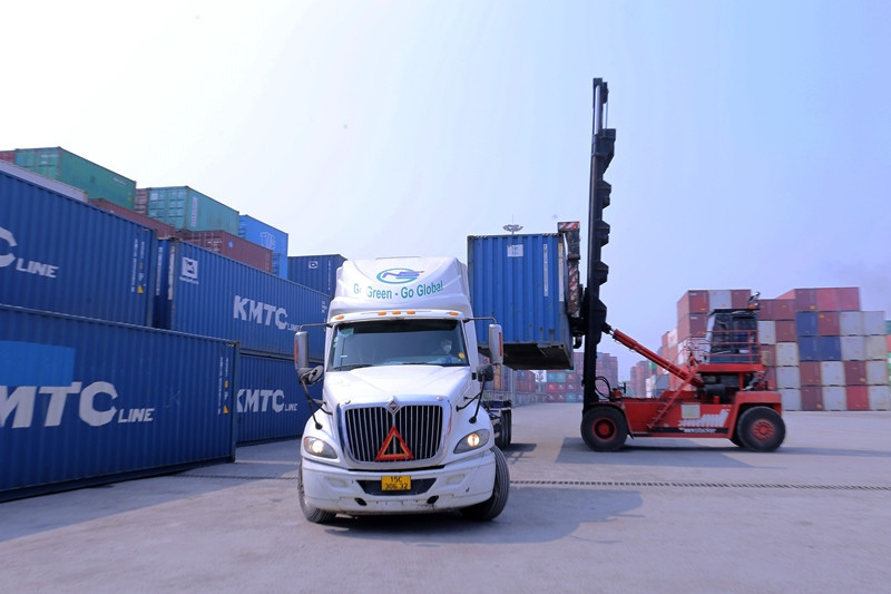 Xếp dỡ mã hàng đầu tiên của Công ty TNHH KM Cargo services Hải Phòng (ảnh: Cảng Hải Phòng)