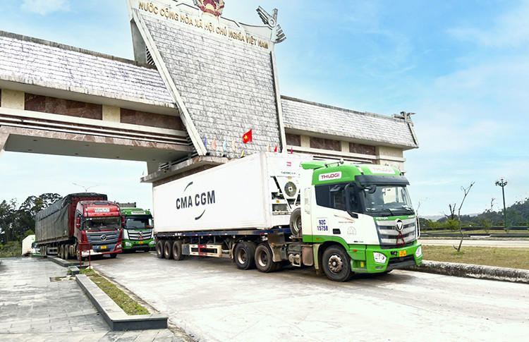 Xe của THILOGI vận chuyển hàng hóa qua Cửa khẩu Quốc tế Nam GIang