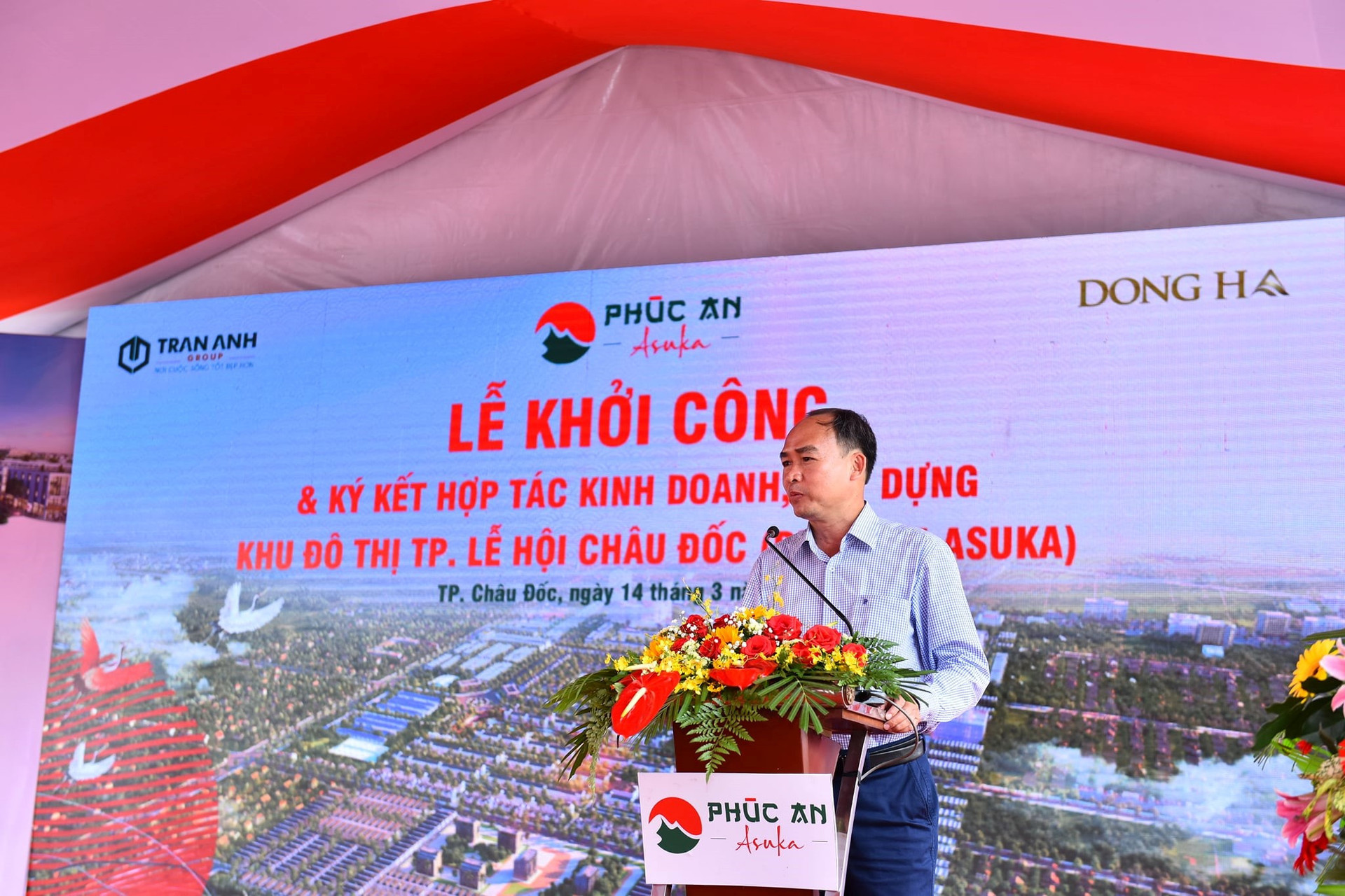 Ông Lâm Quang Thi - Bí thư Thành ủy, Chủ tịch UBND TP. Châu Đốc phát biểu tại lễ khởi công