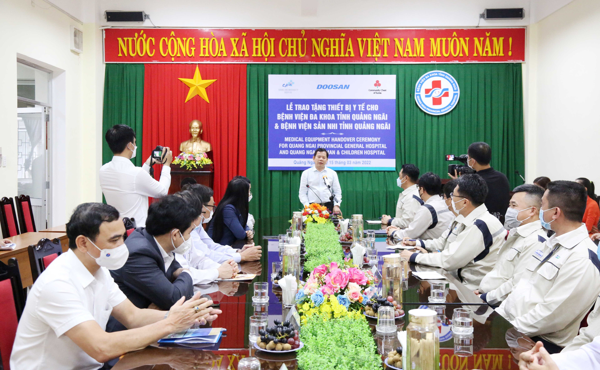 The medical equipment donation ceremony took place at the office of Quang Ngai Provincial General Hospital