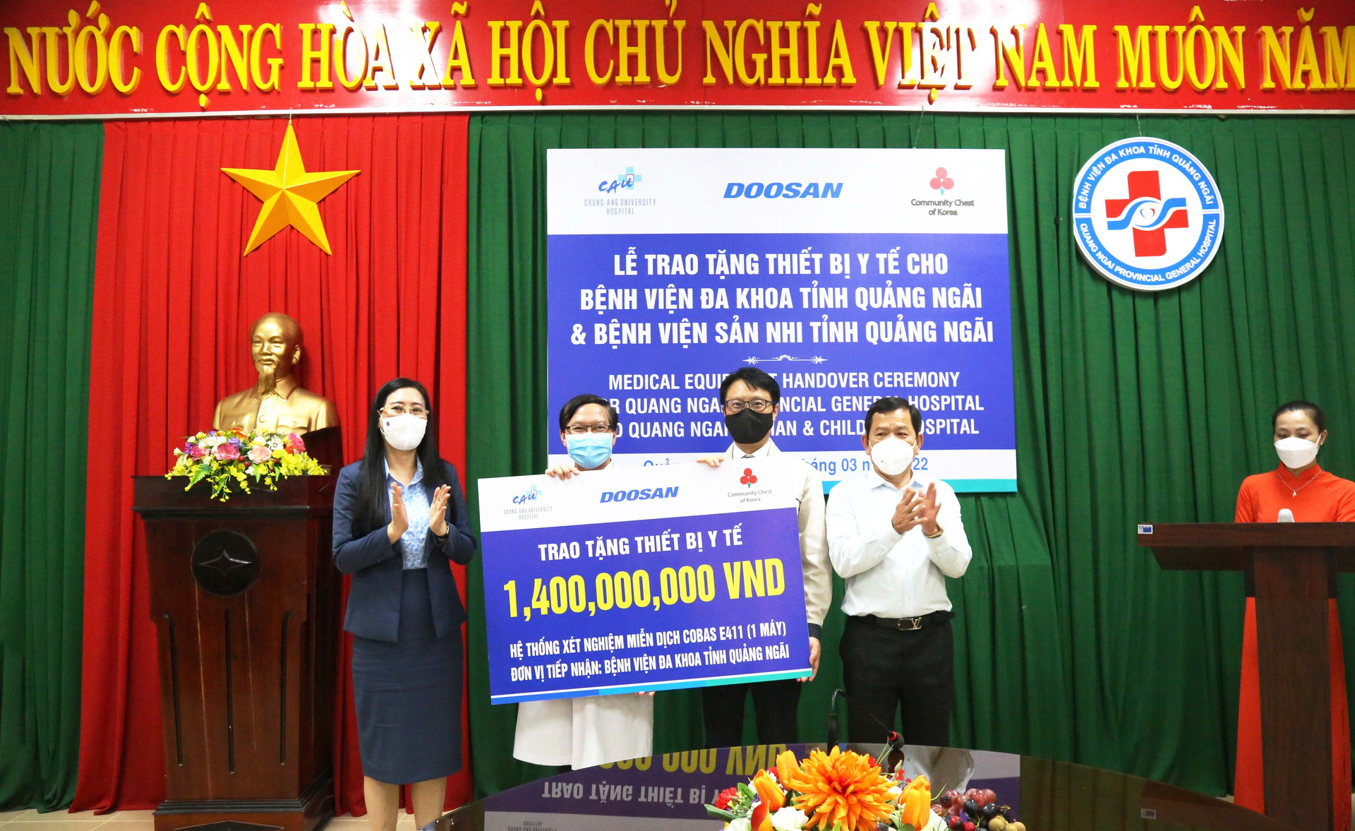 Quang Ngai Provincial General Hospital received a Cobas E411 immunoassay machine system worth 1.4 billion VND