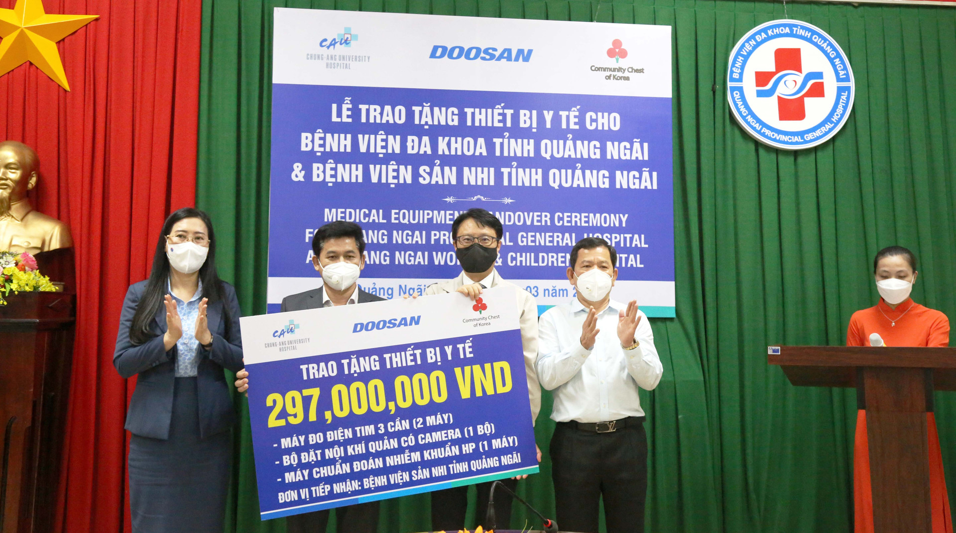 Bệnh viện Sản Nhi tỉnh Quảng Ngãi được trao tặng 2 máy đo điện tim 3 cần, 1 bộ đặt nội khí quản có Camera, 01 máy chẩn đoán nhiễm khuẩn HP trị giá gần 300 triệu đồng