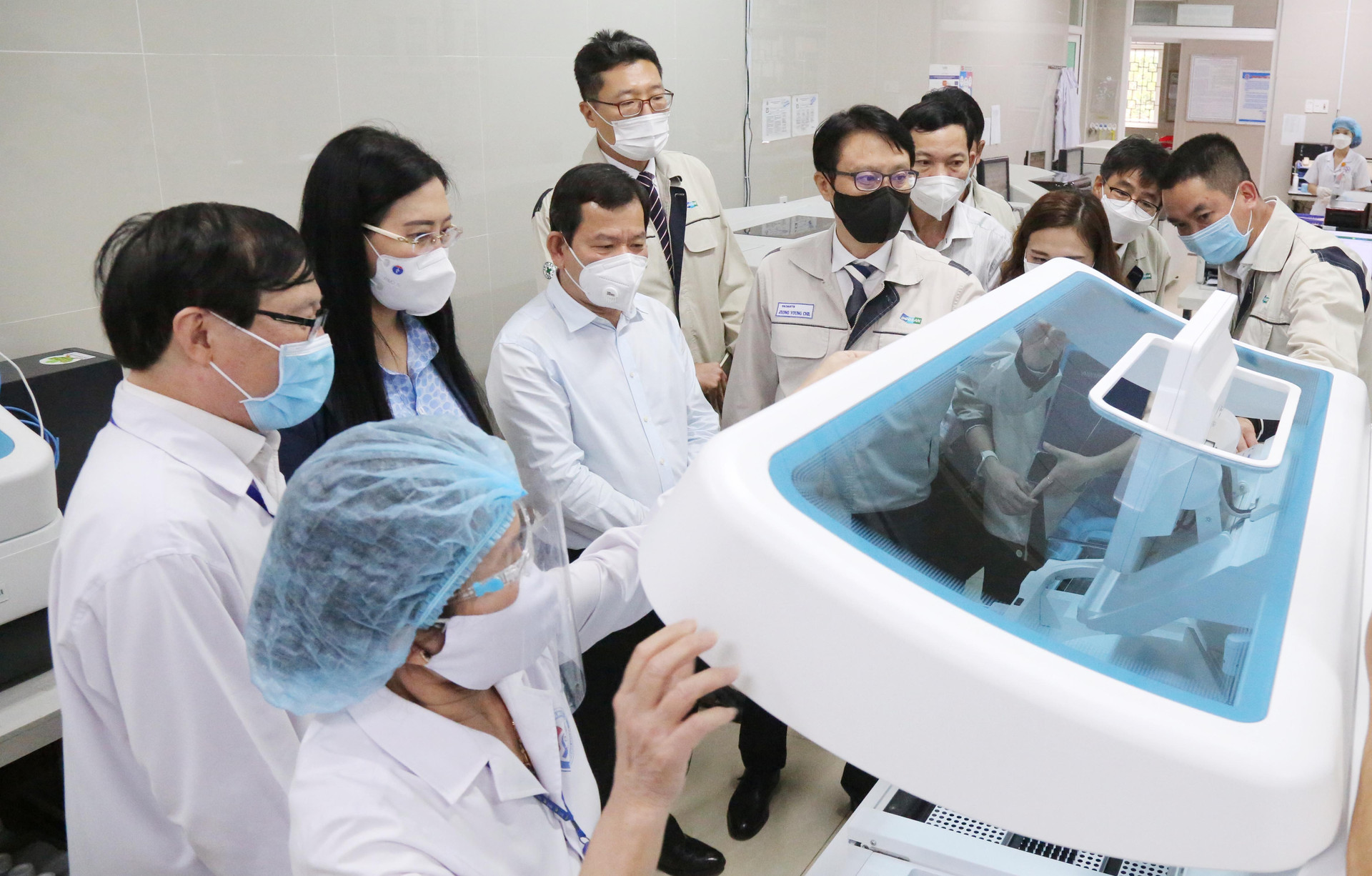 Kiểm tra các thiết bị y tế được trao tặng tại Bệnh viện Đa khoa tỉnh Quảng Ngãi