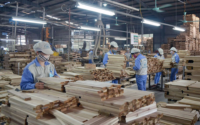 Sản xuất đồ gỗ xuất khẩu tại Công ty cổ phần Woodsland Tuyên Quang - Ảnh HUY HOÀNG