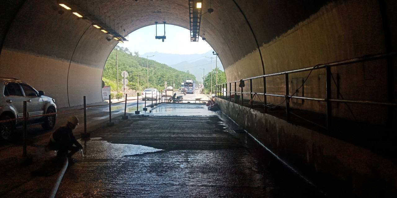 Đơn vị quản lý vận hành hầm Phước Tượng tiến hành sửa chữa các hư hỏng trong hầm khi đến thời hạn trung tu theo quy định bảo trì công trình giao thông