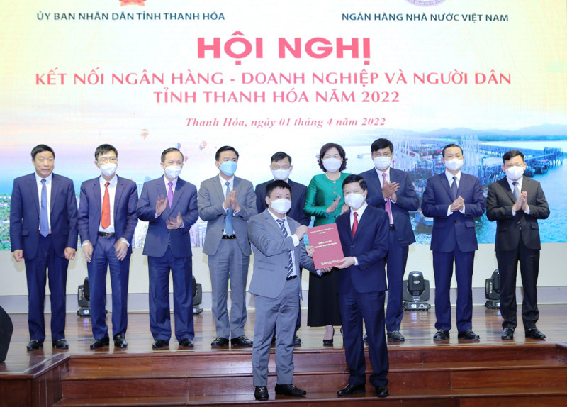 Tổ chức tín dụng trao hợp đồng nguyên tắc, cấp vốn cho các doanh nghiệp trong tỉnh Thanh Hóa.