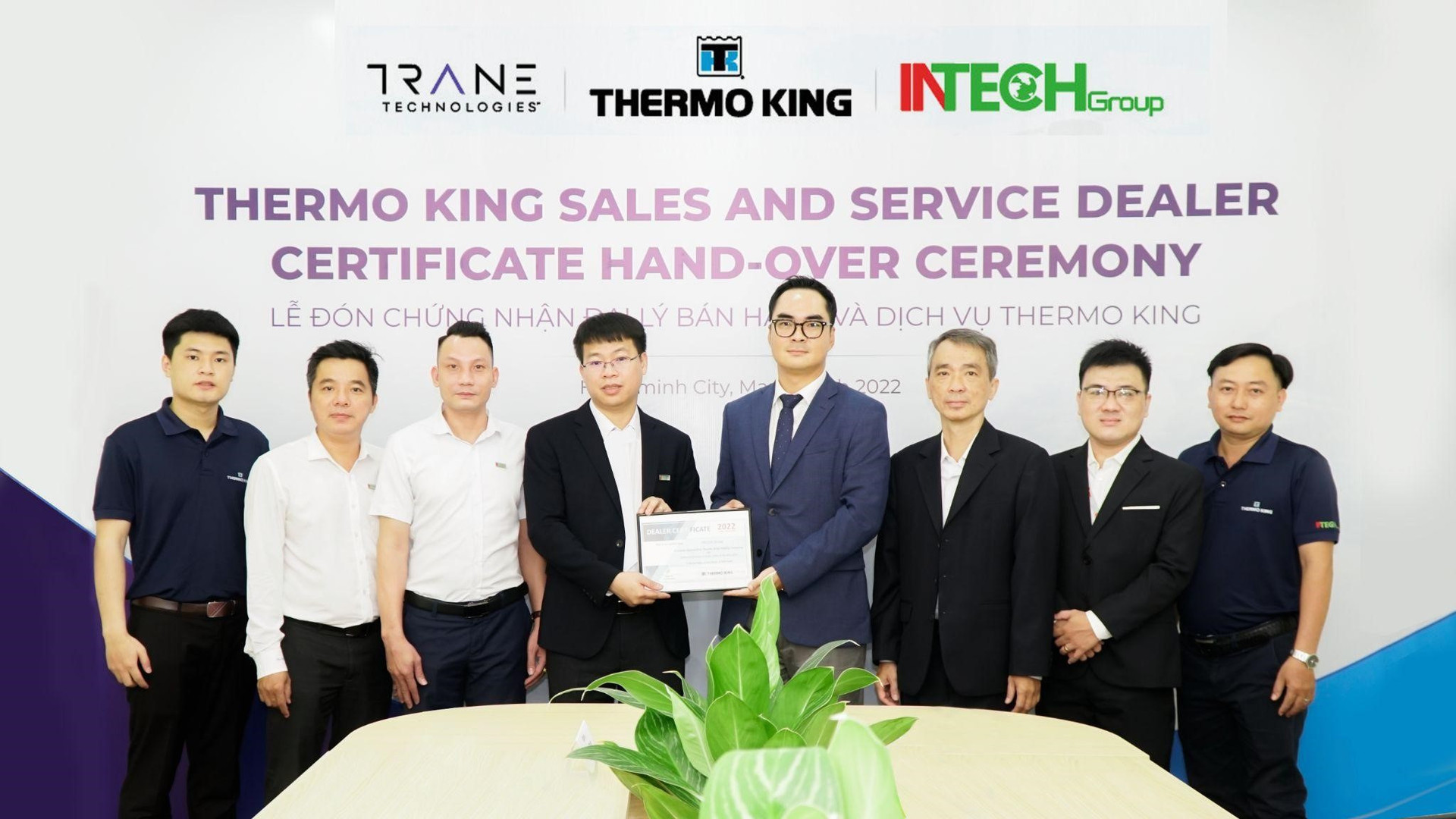 Lễ trao chứng nhận Đại lý được tổ chức với sự tham gia của đội ngũ trực tiếp triển khai kinh doanh, dịch vụ THERMO KING 