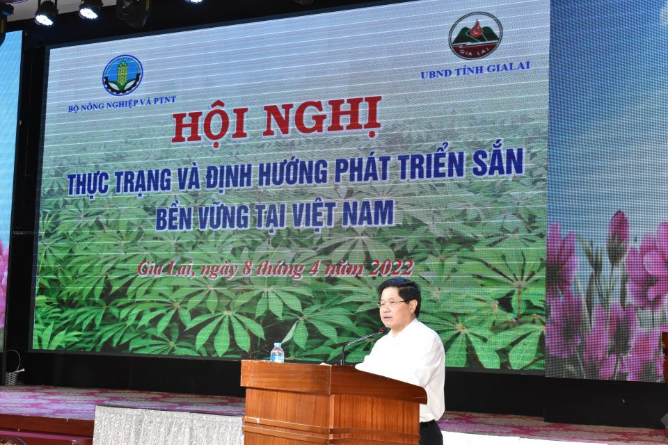 ông Lê Quốc Doanh, Thứ trưởng Bộ Nông nghiệp và Phát triển nông thôn, phát biểu tại hội nghị “Thực trạng và định hướng phát triển sắn bền vững tại Việt Nam” diễn ra hôm 8-4 tại thành phố Pleiku, tỉnh Gia Lai. Ảnh: Nhân Tâm
