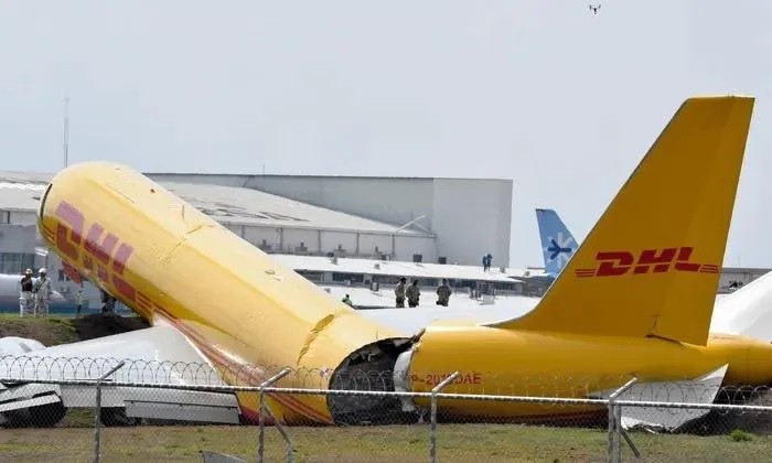 Máy bay gãy đôi ở sân bay quốc tế Juan Santamaria của Costa Rica. Ảnh: Guardian.