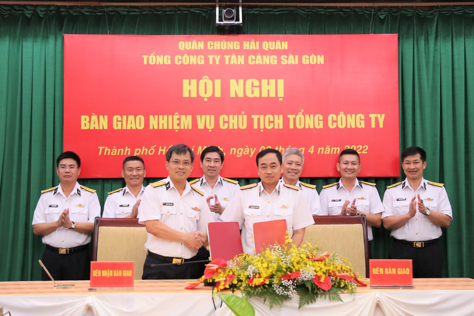 Đại tá Nguyễn Năng Toàn nhận bàn giao nhiệm vụ từ Chuẩn Đô đốc Trần Thanh Nghiêm (Ảnh: Công Hoan) 