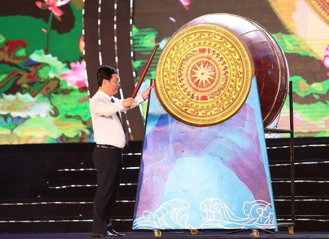 Chủ tịch UBND tỉnh Nghệ An đánh trống khai mạc năm du lịch Cửa Lò 2022