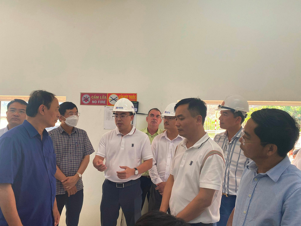 Thứ trưởng Lê Đình Thọ kiểm tra tại Trung tâm điều hành hầm Mũi Trâu