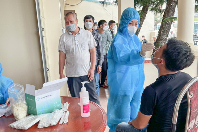 Lực lượng y tế TP. Móng Cái thực hiện test COVID-19 cho toàn bộ nhân viên khối cửa khẩu và những người vào khu vực cửa khẩu - Ảnh: Báo Quảng Ninh