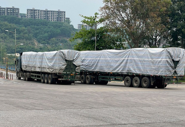 Xe chở hàng khô xuất khẩu sang Trung Quốc qua Cửa khẩu quốc tế đường bộ số II Kim Thành (Lào Cai) trong chiều 6/4 - Ảnh: Báo Lào Cai