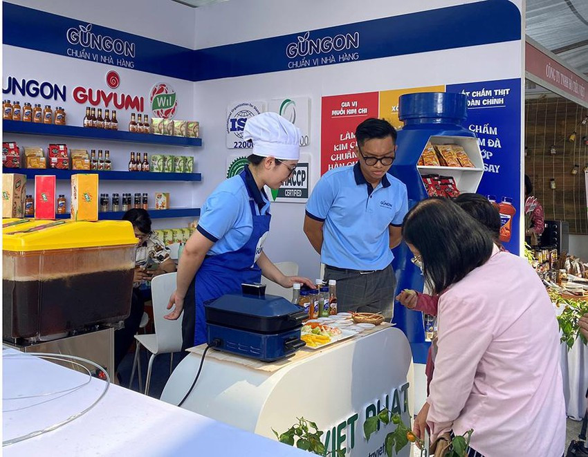 Nhiều sản phẩm gia vị Việt Nam ngày càng được đầu tư về mẫu mã bao bì phục vụ thị trường trong nước lẫn xuất khẩu. Ảnh: TÚ UYÊN