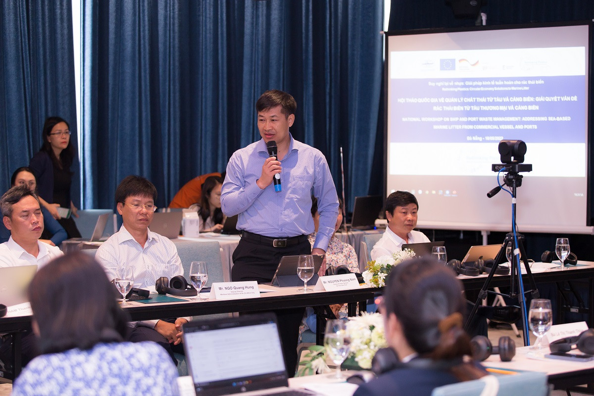Ông Nguyễn Phương Nam, Phó Tổng Giám đốc Tổng Công ty Tân Cảng Sài Gòn đại diện đơn vị thực hiện thí điểm Dự án Quản lý chất thải từ tàu tại các cảng biển Việt Nam trình bày các giải pháp 