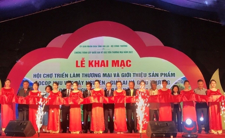 Lễ cắt băng khai mạc Hội chợ triển lãm thương mại và giới thiệu sản phẩm OCOP tỉnh Gia Lai