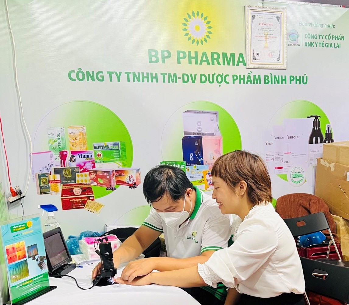 Người dân tham gia khám sức khỏe vi tuần hoàn miễn phí tại gian hàng Dược phẩm Bình Phú