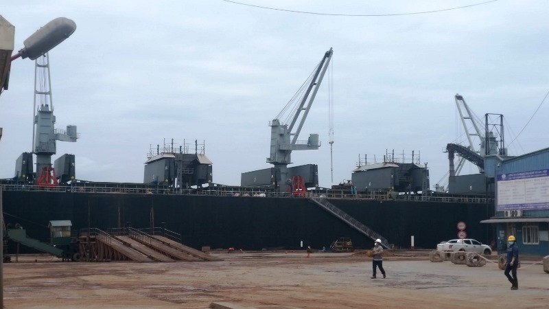Tàu vận tải cỡ lớn chờ 'ăn hàng' ở cảng quốc tế Lào - Việt (ảnh: Duy Ngợi)