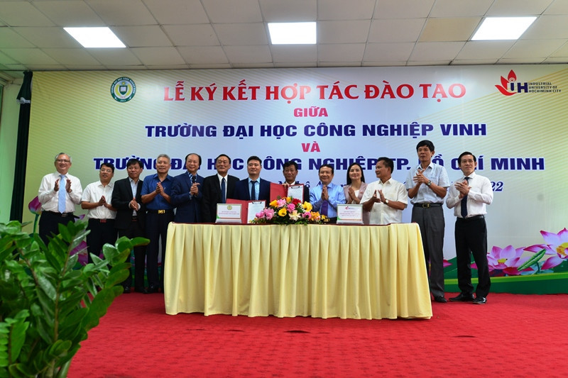Ký kết hợp tác đào tạo giữa Đại học Công nghiệp Vinh với Đại học Công nghiệp Thành phố Hồ Chí Minh (ảnh: Phó Bá Cường).