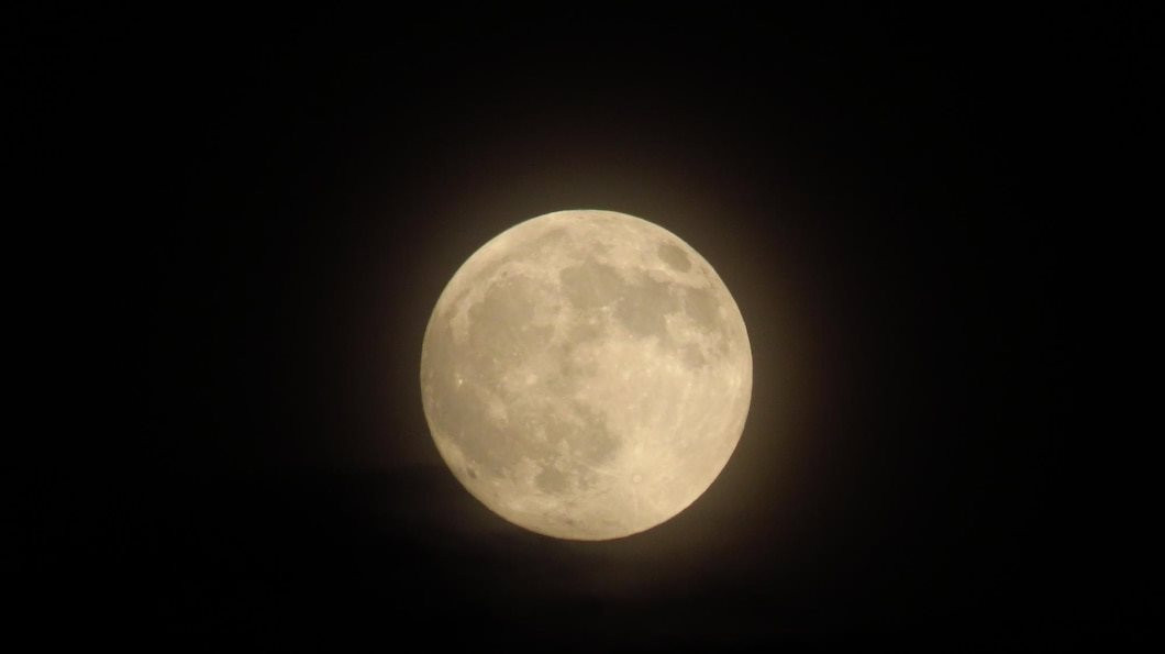 super-full-moon-with-dark-background-madrid-spain-europe-horizontal-photography_499384-1233.jpeg