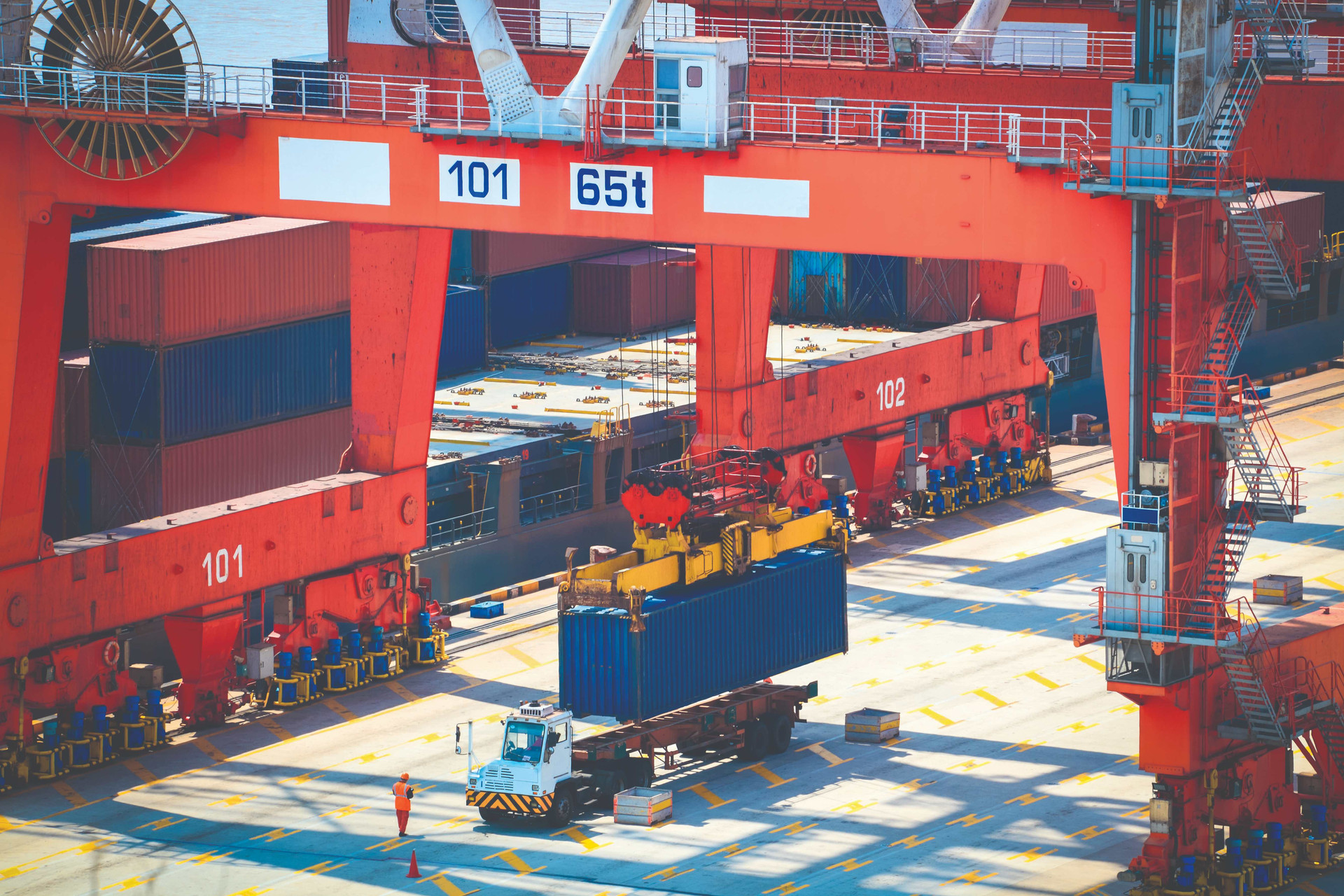 container-operation-shanghai-sea-port-compressed.jpeg