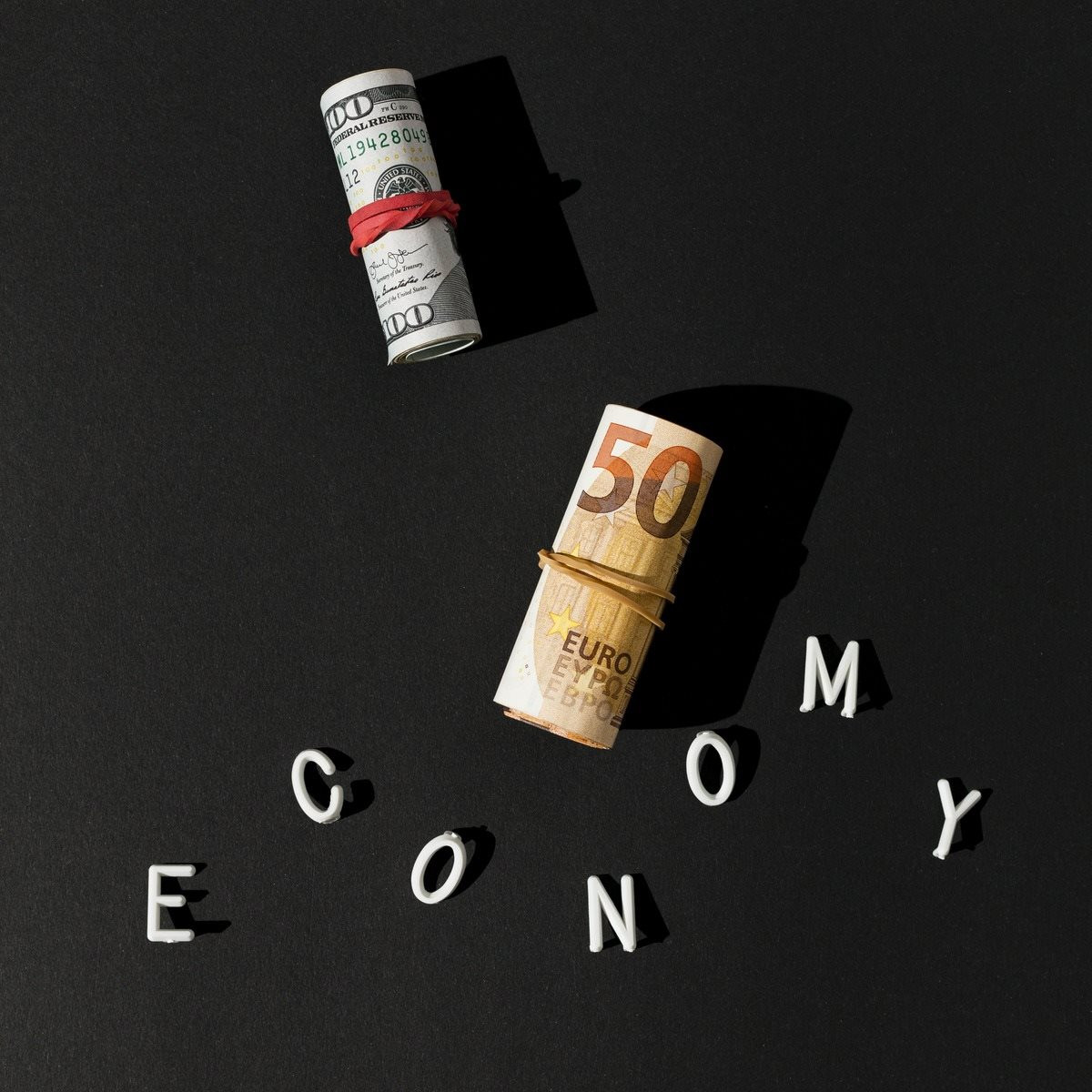 economy-word-rolls-banknotes-1-.jpg