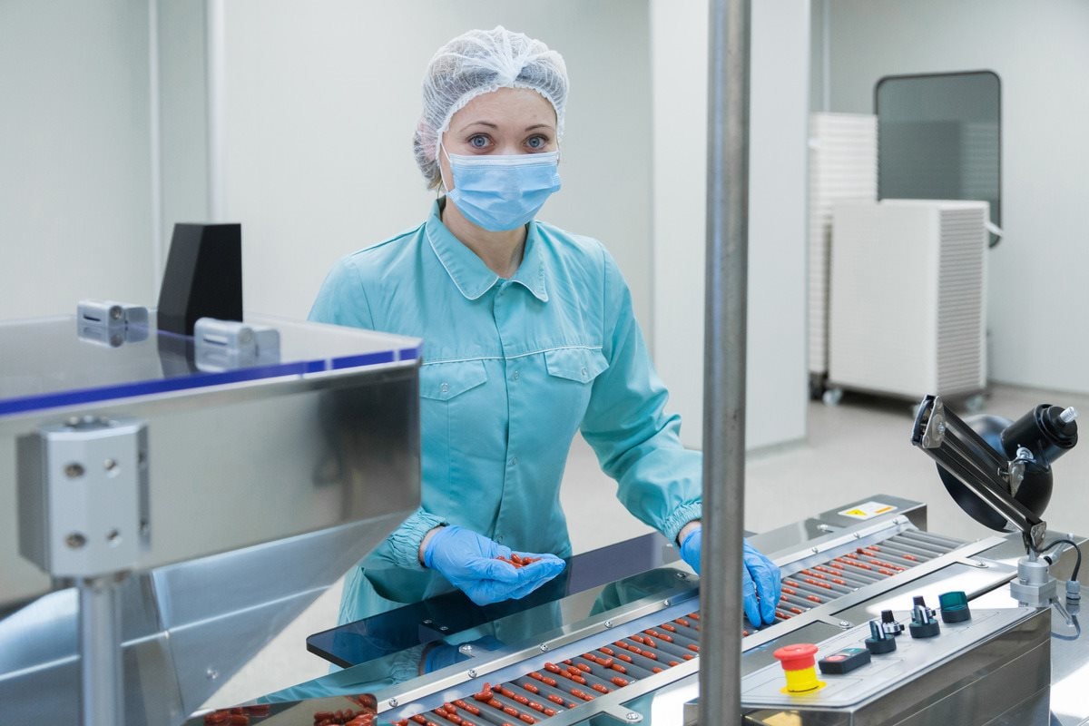 pharmacy-industry-woman-worker-protective-clothing-operating-production-tablets-sterile-working-conditions-1-.jpg