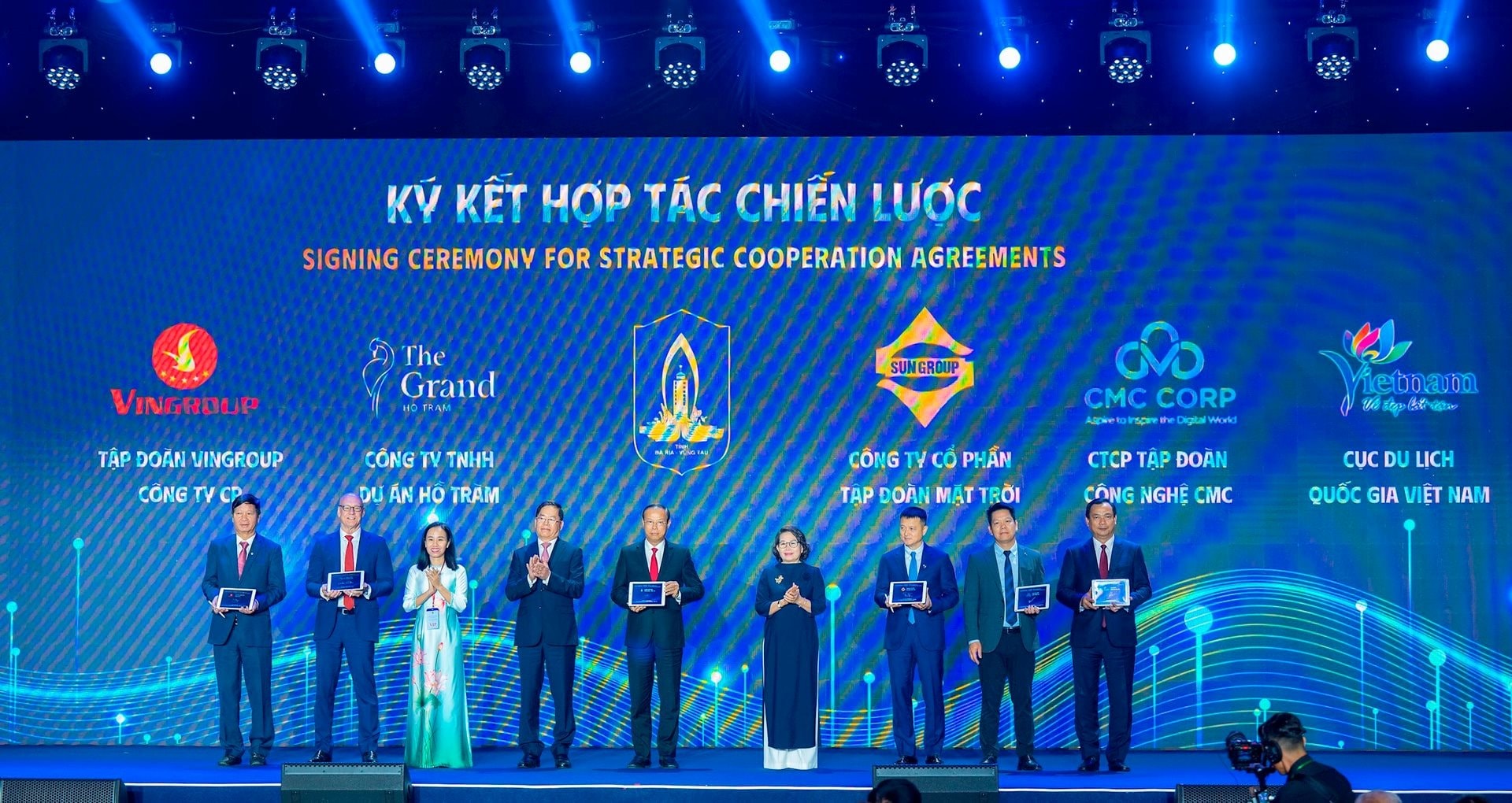 lanh-dao-tinh-va-dai-dien-sun-group-vin-group-tap-doan-cmc-cong-ty-tnhh-du-an-ho-tram-cuc-du-lich-quoc-gia-thuc-hien-nghi-thuc-ky-ket.jpg
