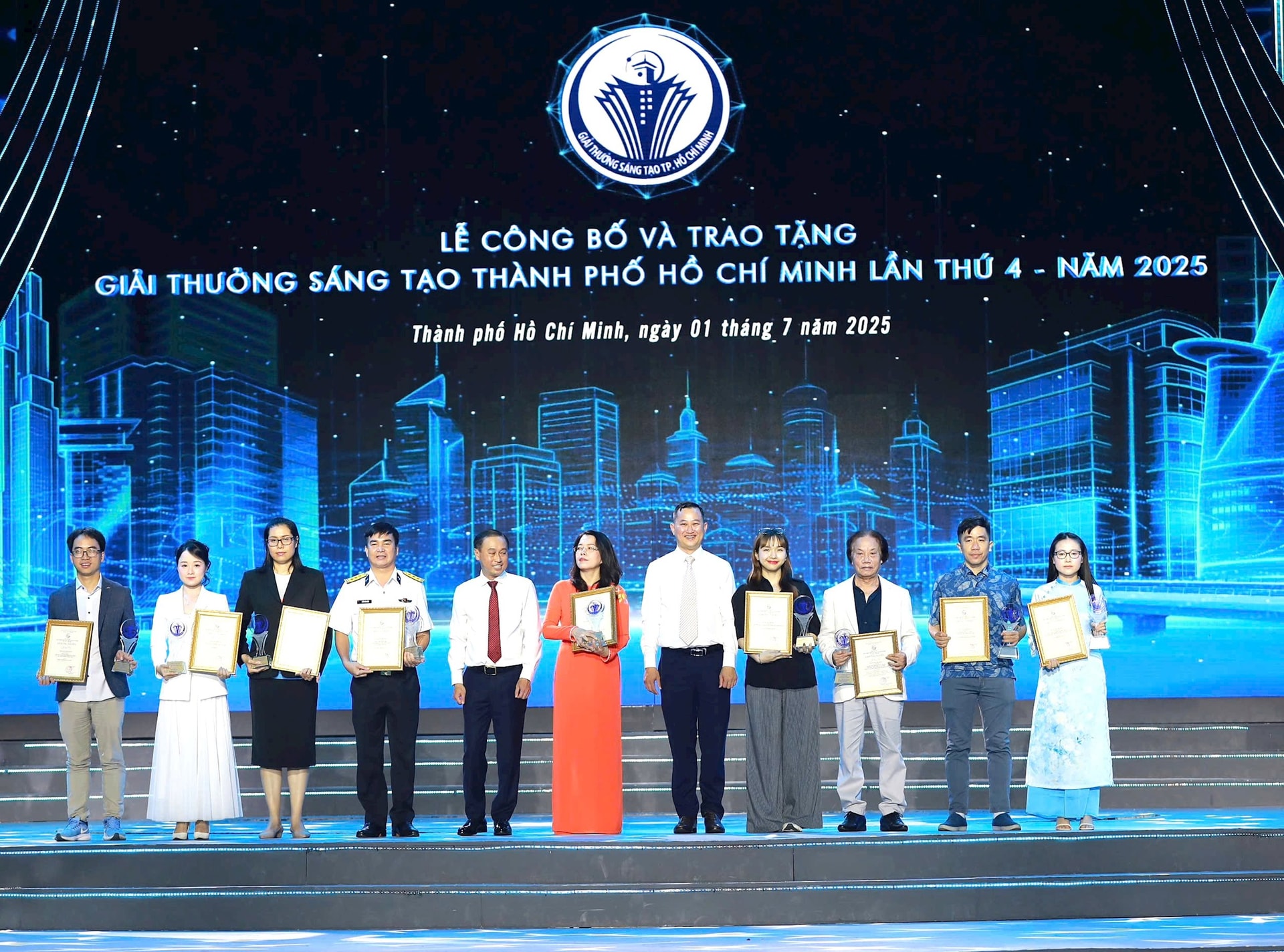 dai-dien-tct-tcsg-len-nhan-bang-khen-giai-nhi(1).jpg